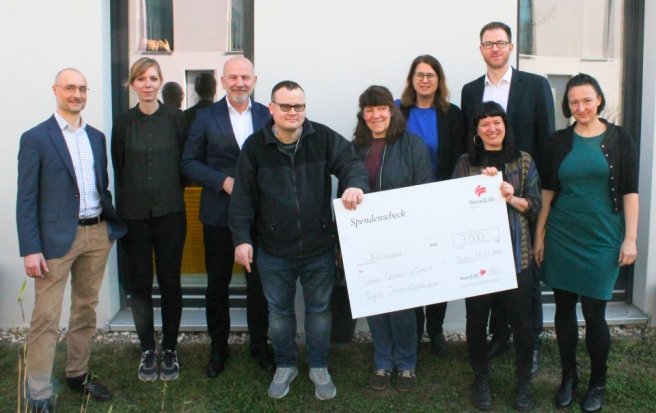 Spendenscheck über 3.000 Euro von der Swiss Life Stiftung