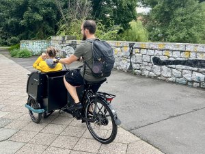 Man sieht eine Fahrradrikscha von hinten