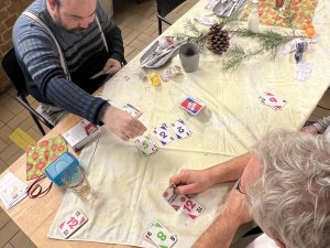 Zwei Männer spielen ein Kartenspiel