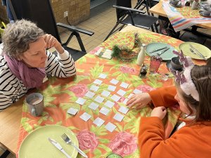 Zwei Frauen spielen ein Memory-Spiel