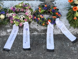 Der Trauerkranz der leben lernen gGmbH liegt neben dem der Hofnungstaler Stiftung Lobetal am Gedenkort f&uuml;r die Opfer der NS-