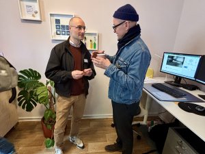 zwei M&auml;nner unterhalten sich